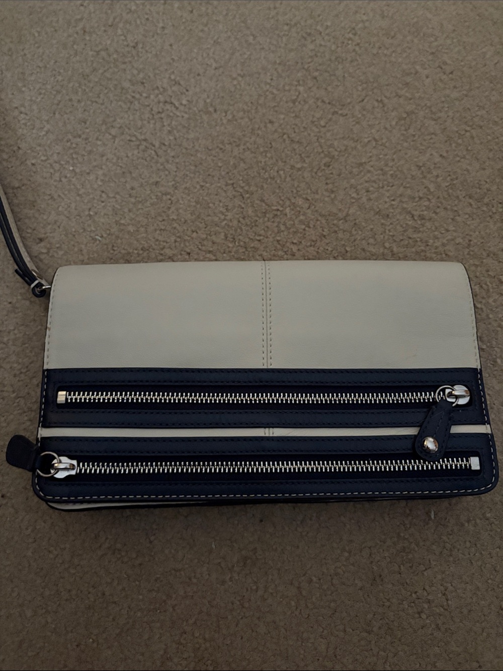 Coach White and Black Leather Wristlet Wallet Bag multiple pocket like new